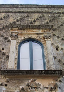 Particolare finestra Palazzo San Giovanni