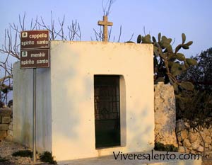 Die "Spirito Santo" - Kapelle und ein Menhir 