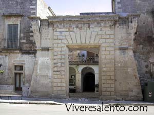 Das Portal des Marquisenpalasts 