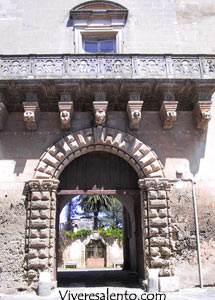 Das Portal des Baronspalastes