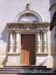 Das Portal der Wallfahrtskirche  "Santa Maria della Grotta"