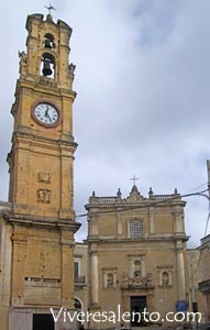 Der Uhrturm der "Annunziata"-Kirche 