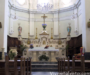 Ein Altar der Mutterkirche