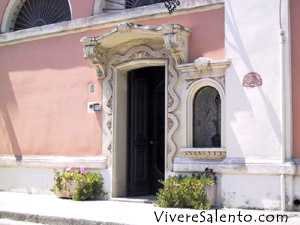 Eingang des Weinkellers "Leone de Castris"