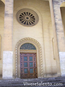 Das Portal der Kirche "Santissimo Salvatore"